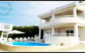 Villa Bella By The Sea - Heated Pool, Jacuzzi, Sauna